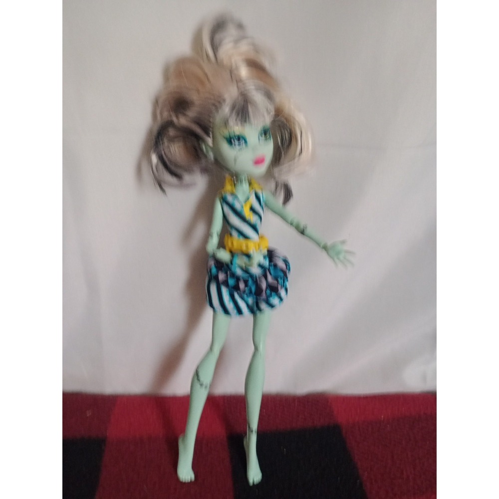 Monster High Frankie Stein Picture Day Doll Mattel 2012 w/Earrings Dress Belt